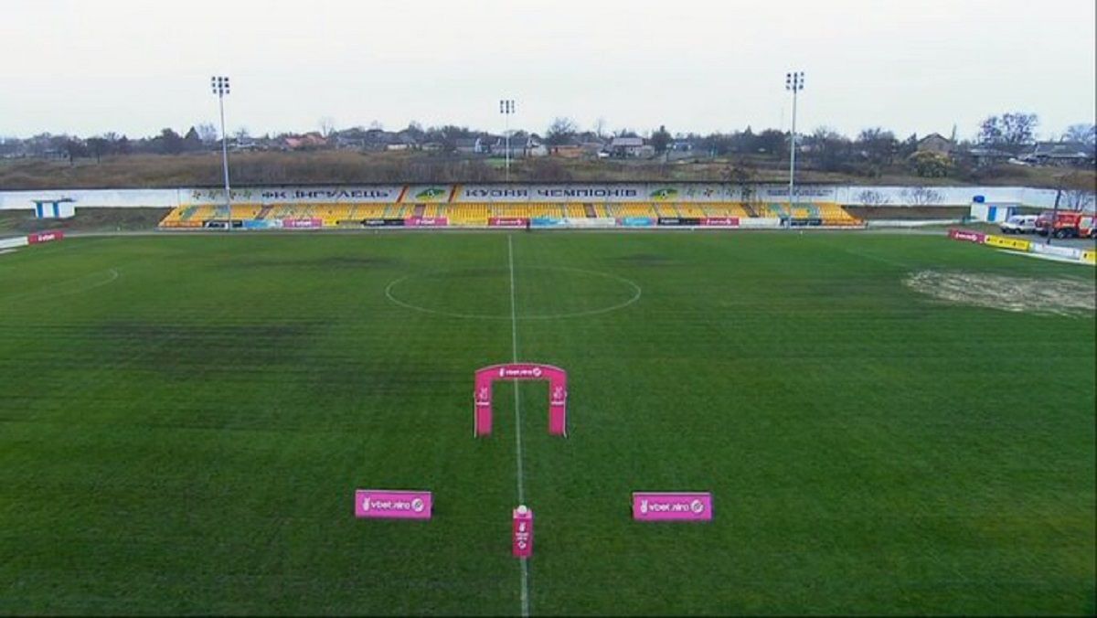 Стадіон Інгульця шокував Верес перед грою - пів поля в піску Стадіон Інгульця шокував Верес перед грою - пів поля в піску