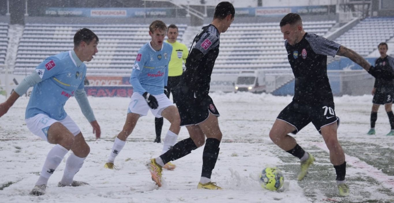 Зоря і Минай грали на засніженому полі стадіону "Динамо" Зоря і Минай грали на засніженому полі стадіону "Динамо"