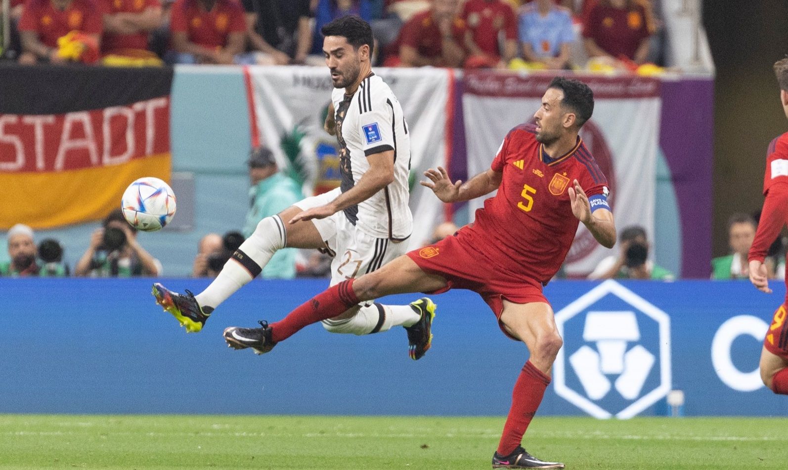 Ілкай Гюндоган проти Серхіо Бускетса Ілкай Гюндоган проти Серхіо Бускетса