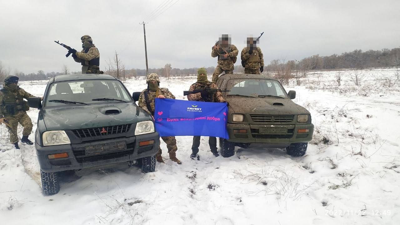 Favbet Foundation за неделю передал защитникам Украины 4 внедорожника и медицинский автомобиль
