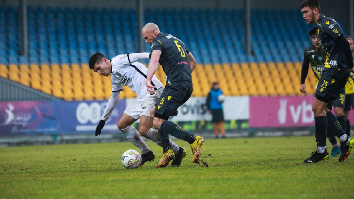 Кирило Ковалець проривається крізь оборонні редути Руха Кирило Ковалець проривається крізь оборонні редути Руха