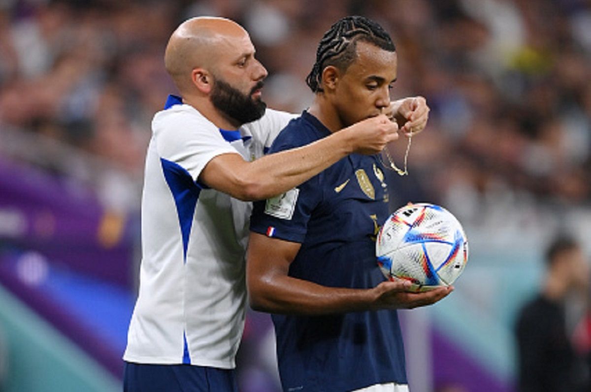 Дешам розкритикував Кунде за золотий ланцюжок на шиї під час матчу ЧС-2022 Дешам розкритикував Кунде за золотий ланцюжок на шиї під час матчу ЧС-2022