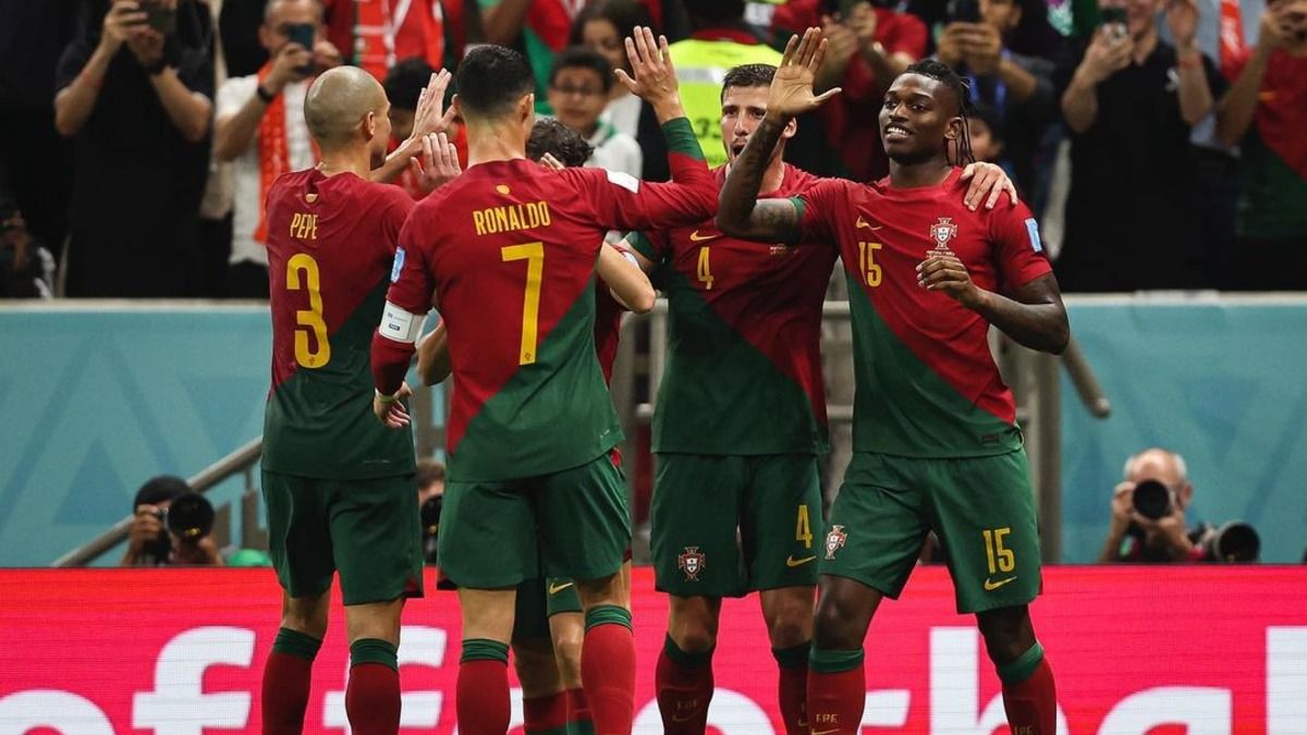 Роналду святкує перемогу разом із командою Роналду святкує перемогу разом із командою