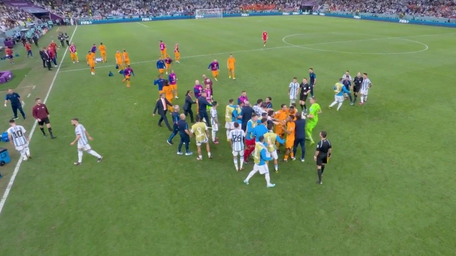 Вилучення після поразки: арбітр показав червону картку футболісту в матчі Аргентина - Нідерланди - 24 канал Спорт