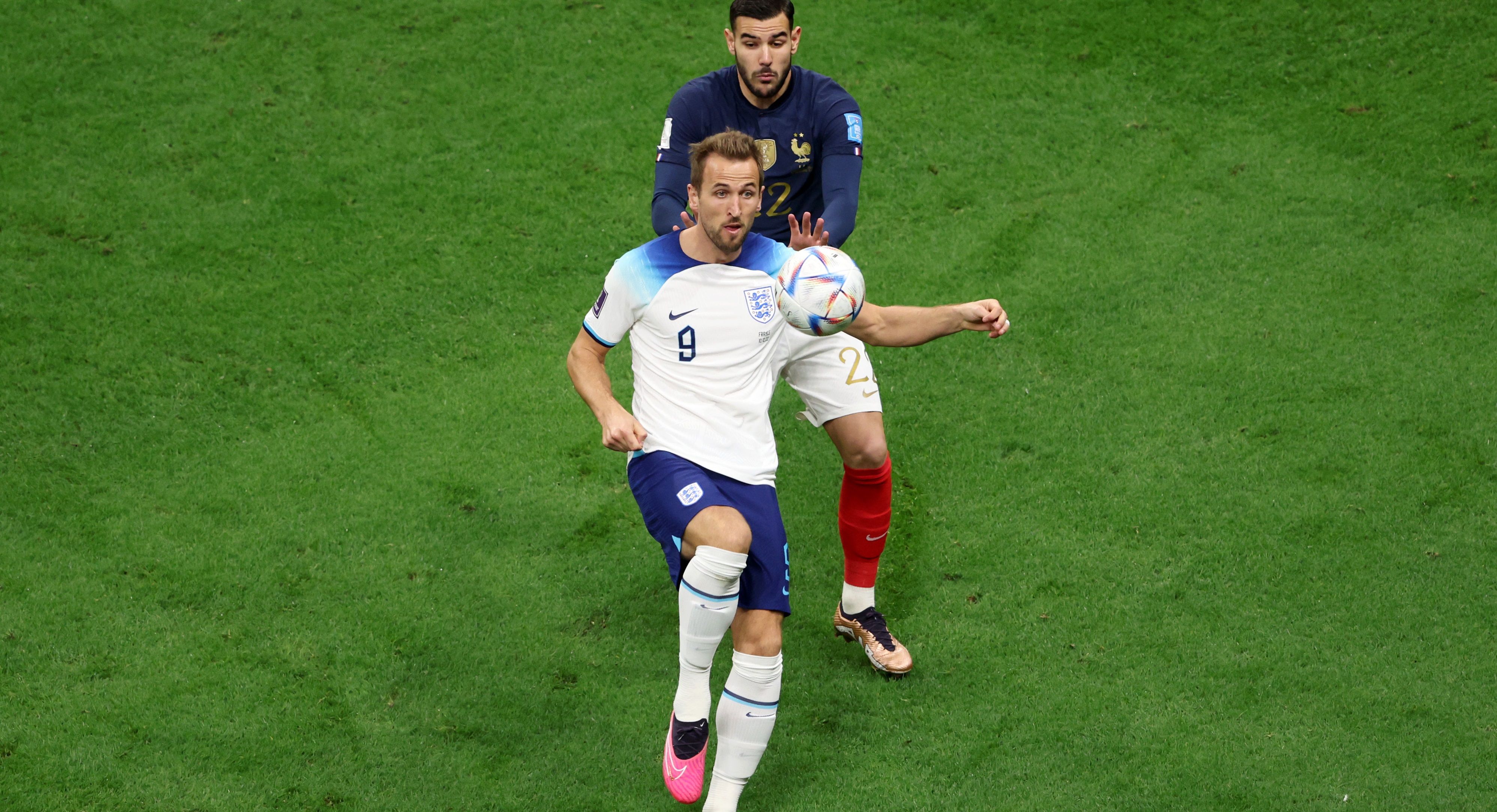 Харри Кейн против Тео Эрнандеса Харри Кейн против Тео Эрнандеса