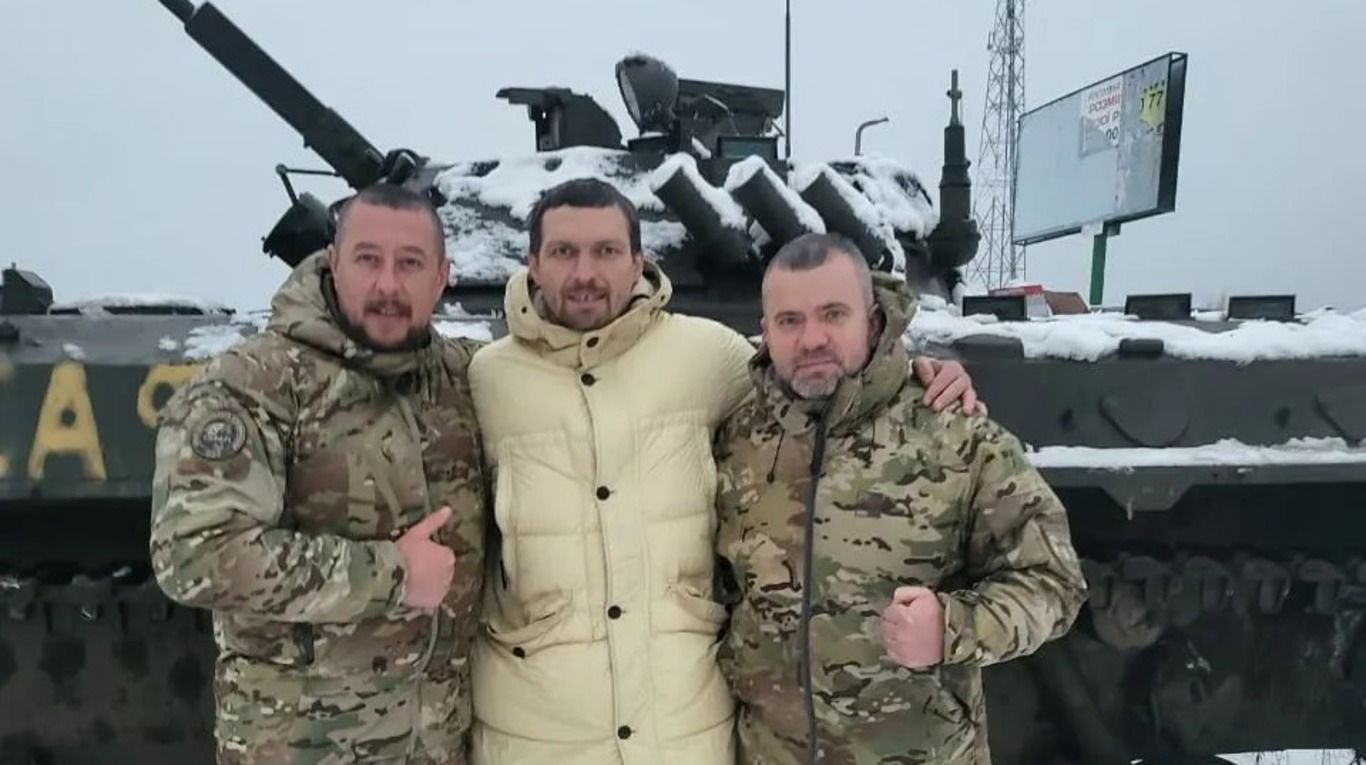 Усик відвідав полк спецпризначення на передовій та заліз на танк – фото боксера - 24 канал Спорт Усик відвідав полк спецпризначення на передовій та заліз на танк – фото боксера - 24 канал Спорт