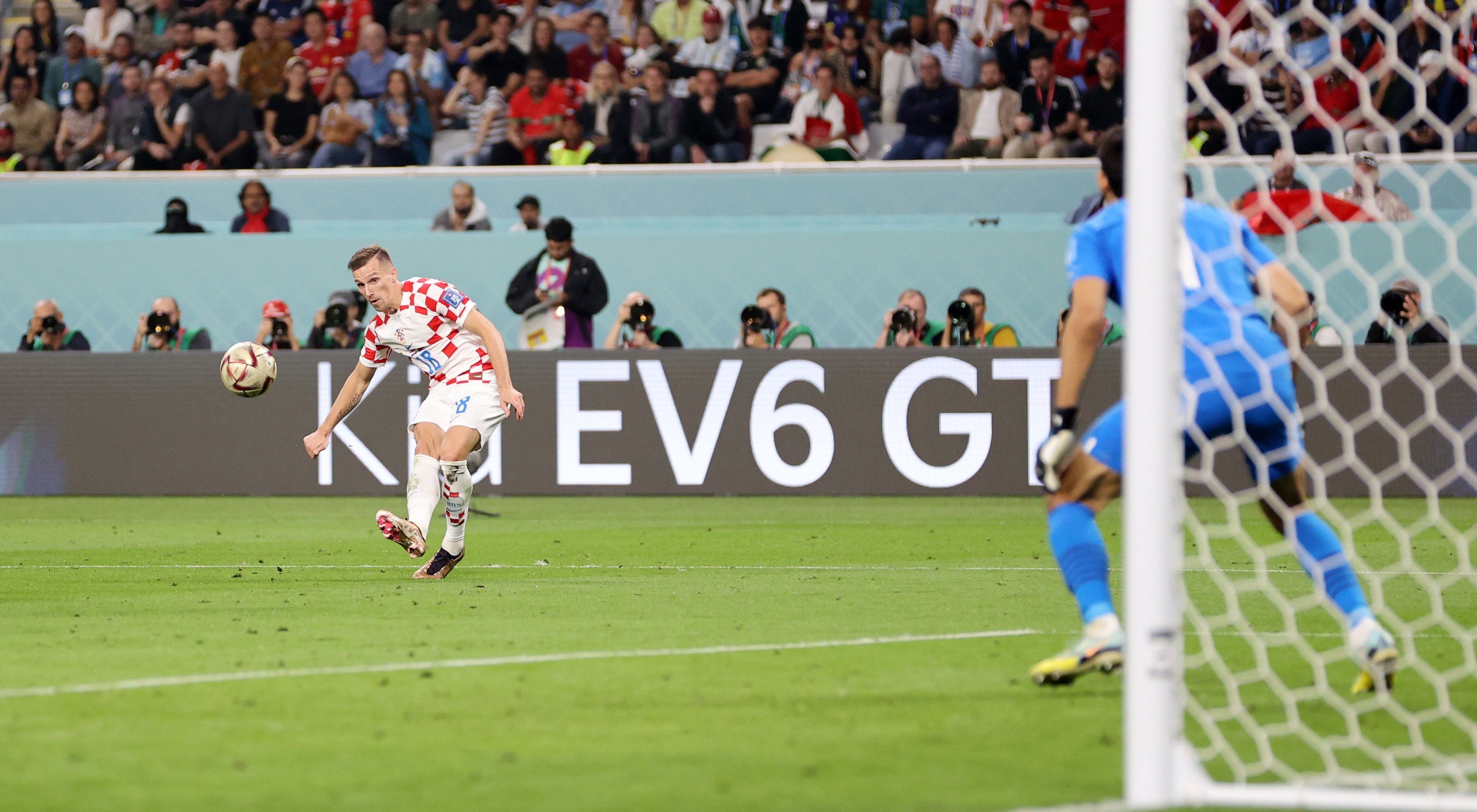 Мислав Оршич забил в ворота Ясина Буну Мислав Оршич забил в ворота Ясина Буну