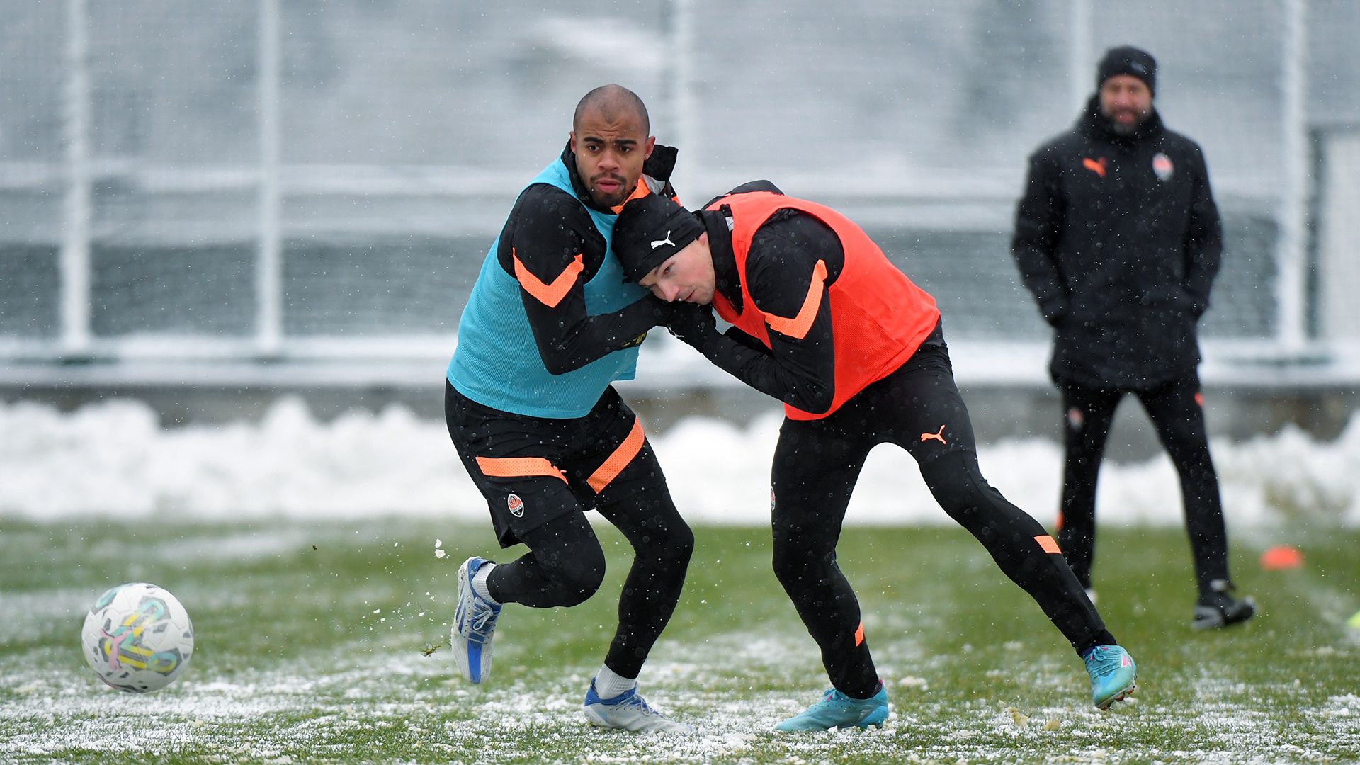 Лукас Тейлор (ліворуч) Лукас Тейлор (ліворуч)