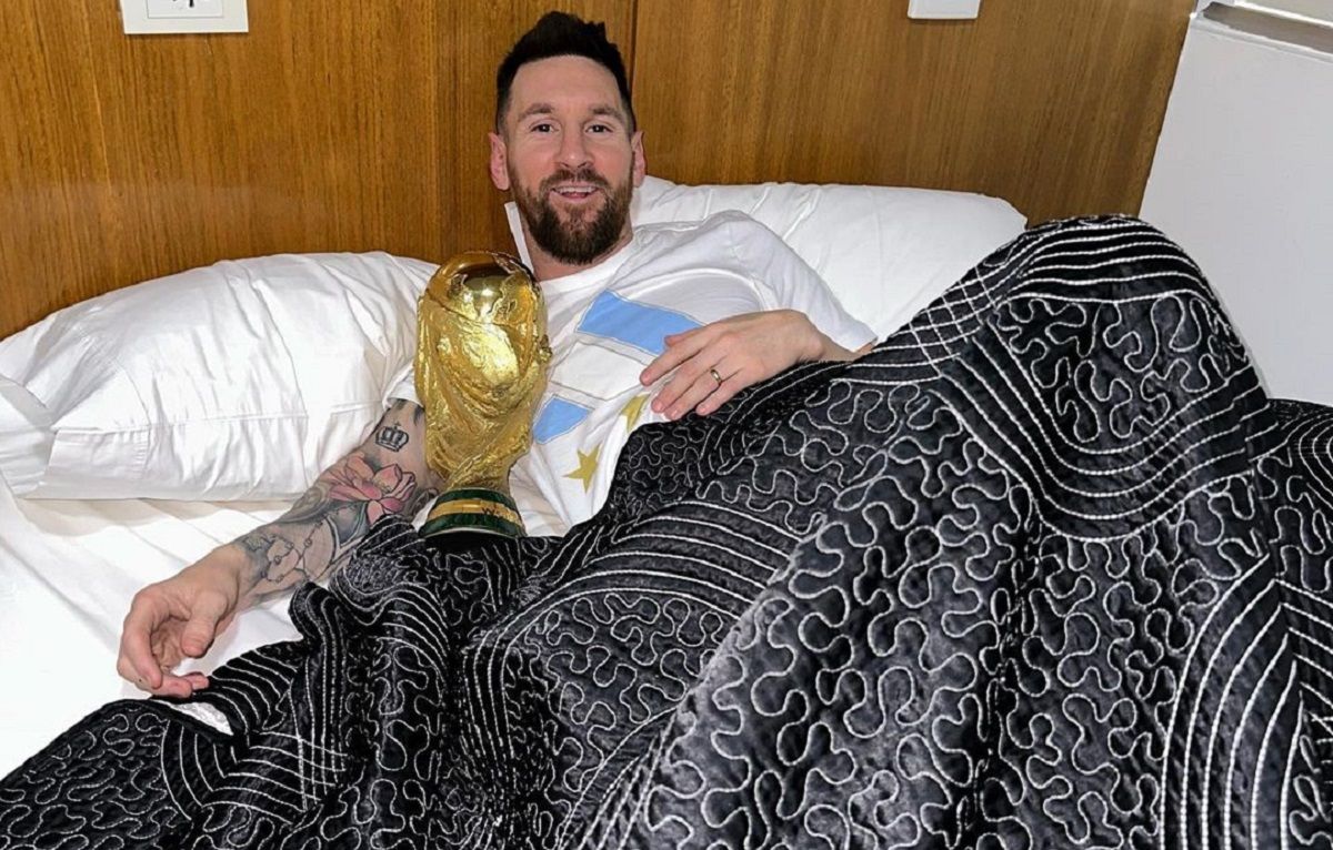 Ліонель Мессі зробив фото з Кубком світу-2022 у ліжку