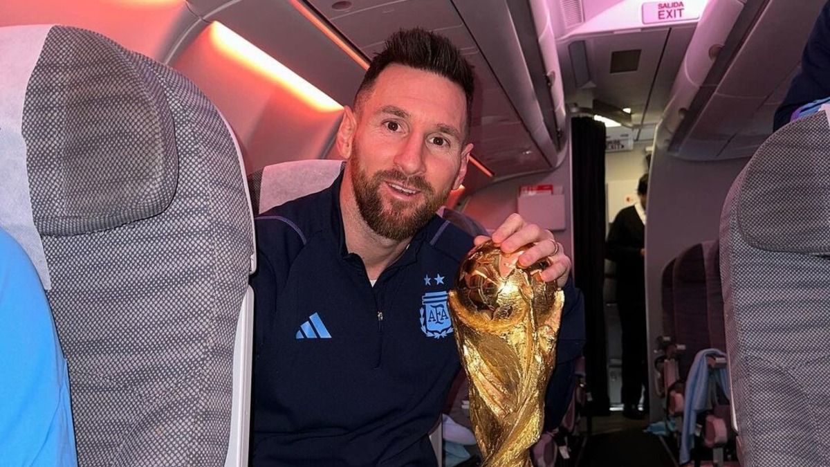 Лионель Месси с Кубком мира Лионель Месси с Кубком мира