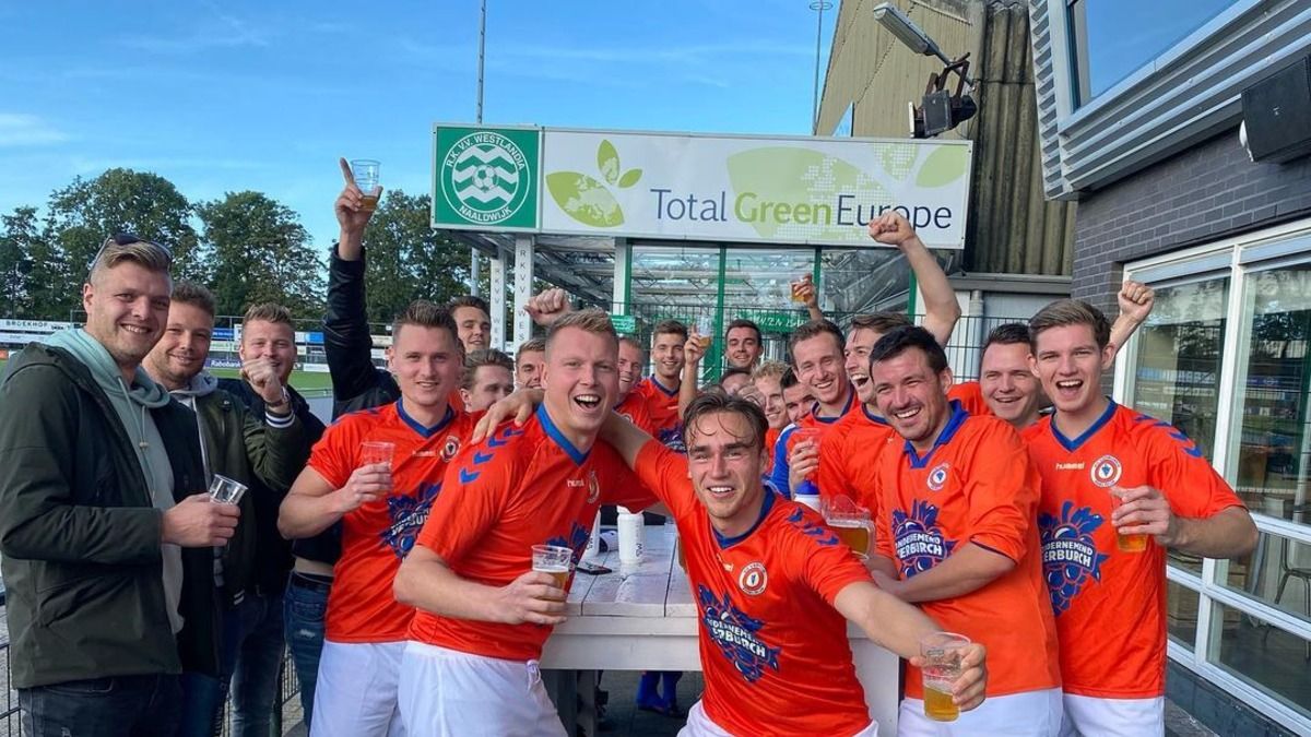 Гравці Вербурха в захваті від своєї фанатки Гравці Вербурха в захваті від своєї фанатки