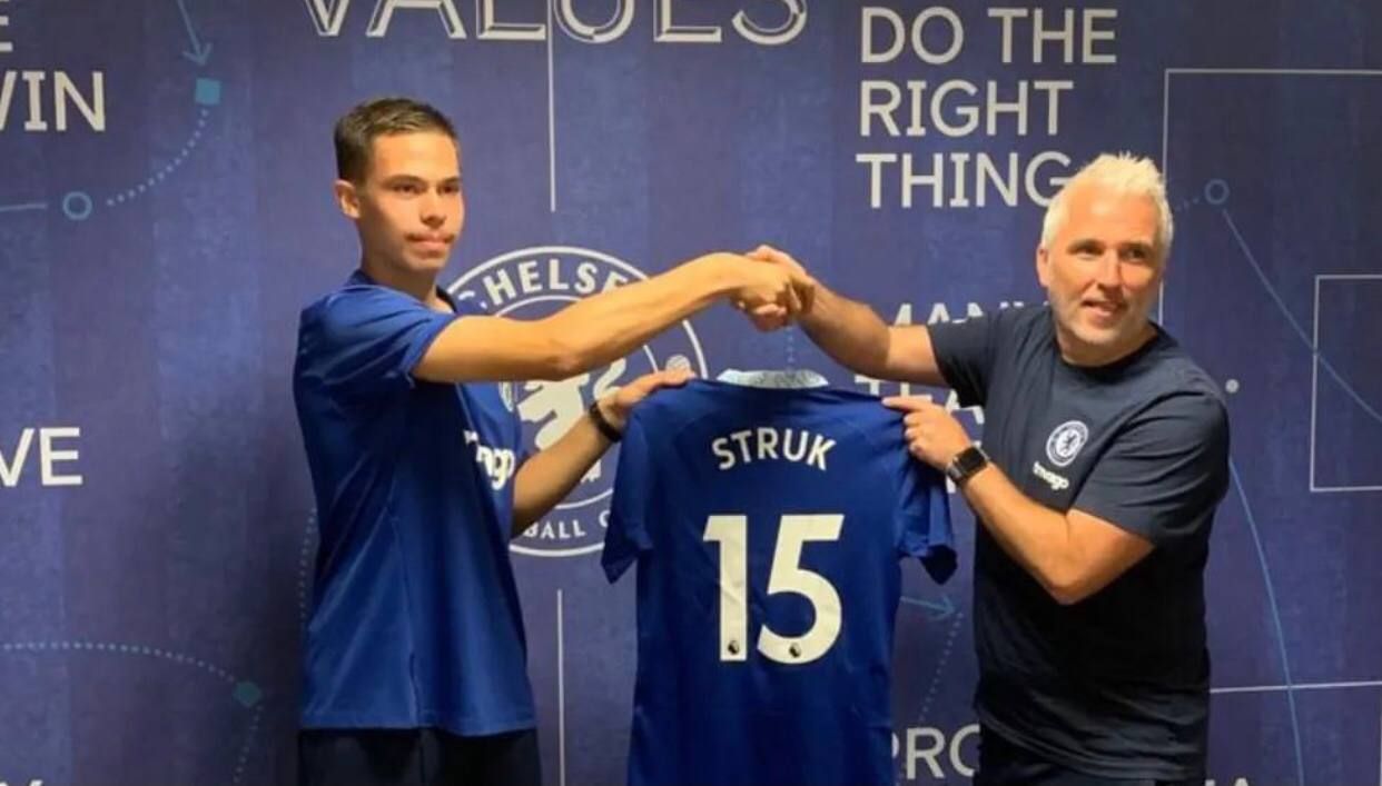 Іван Струк після підписання контракту Іван Струк після підписання контракту