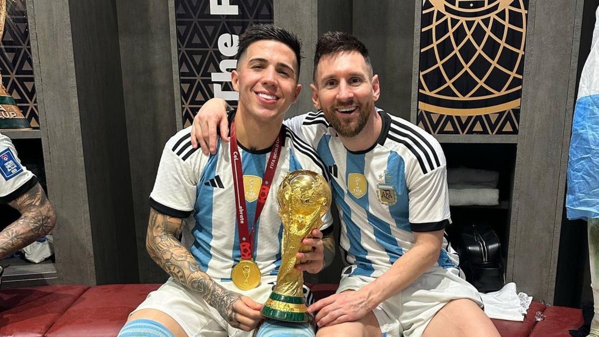 Енцо Фернандес та Ліонель Мессі Енцо Фернандес та Ліонель Мессі