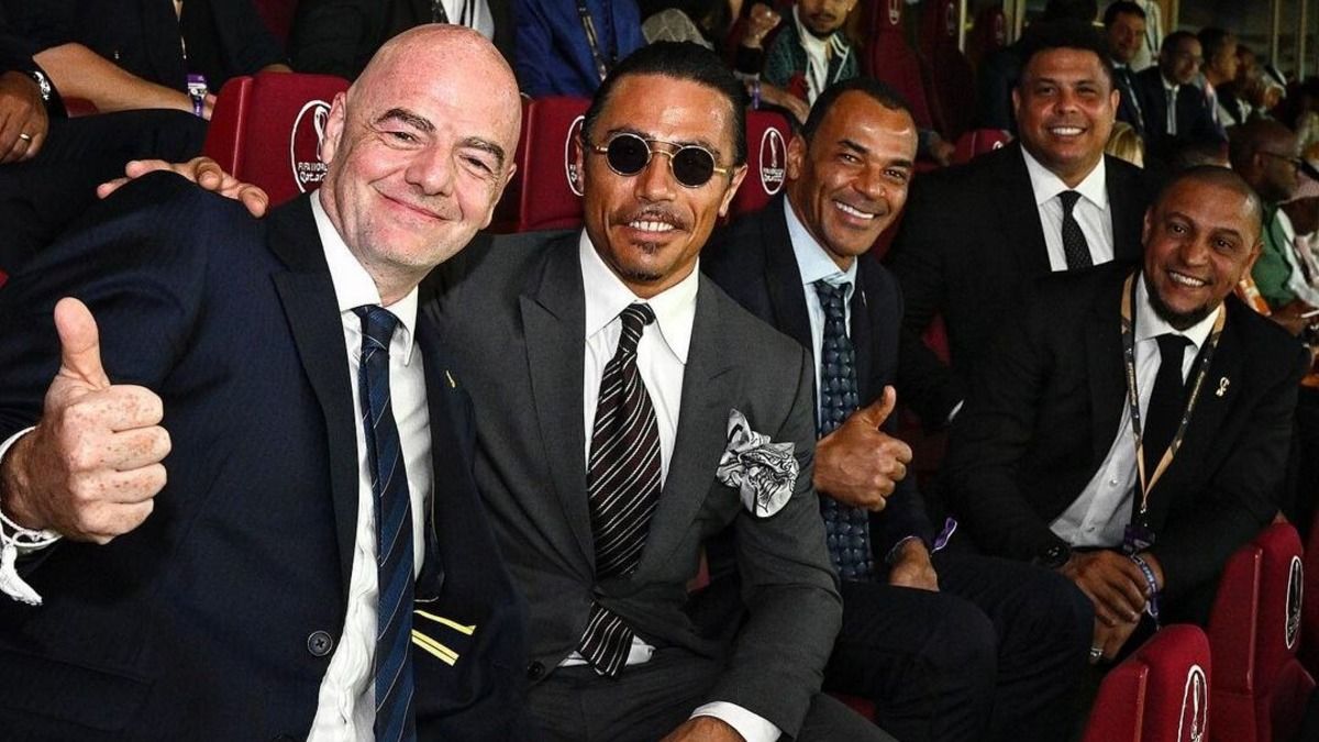 Повар Солт Бэй в компании Инфантино и звезд футбола Повар Солт Бэй в компании Инфантино и звезд футбола