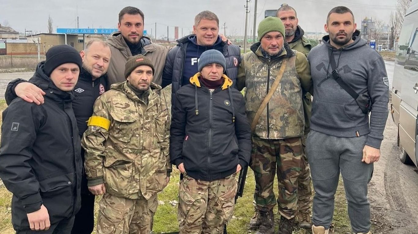 Георгий Бущан и Тарас Михалик с бойцами ВСУ