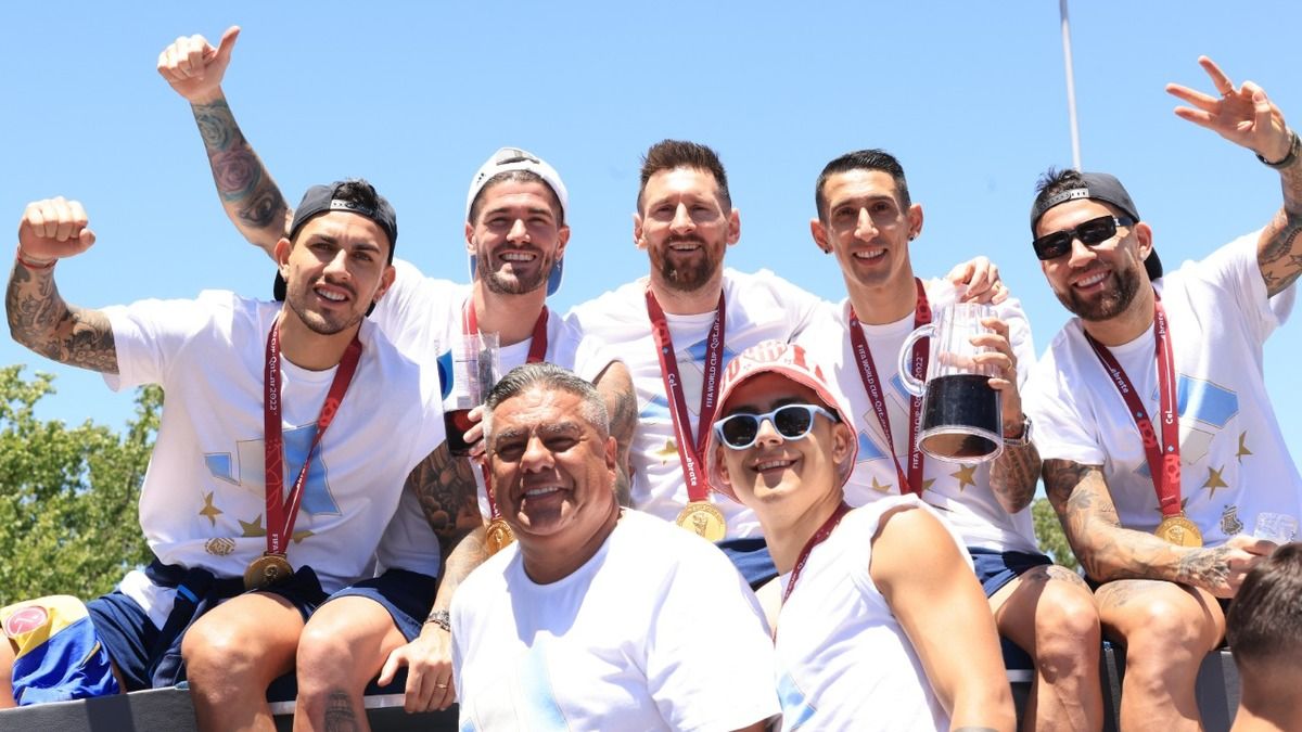 Лионель Месси празднует с народом Аргентины Лионель Месси празднует с народом Аргентины