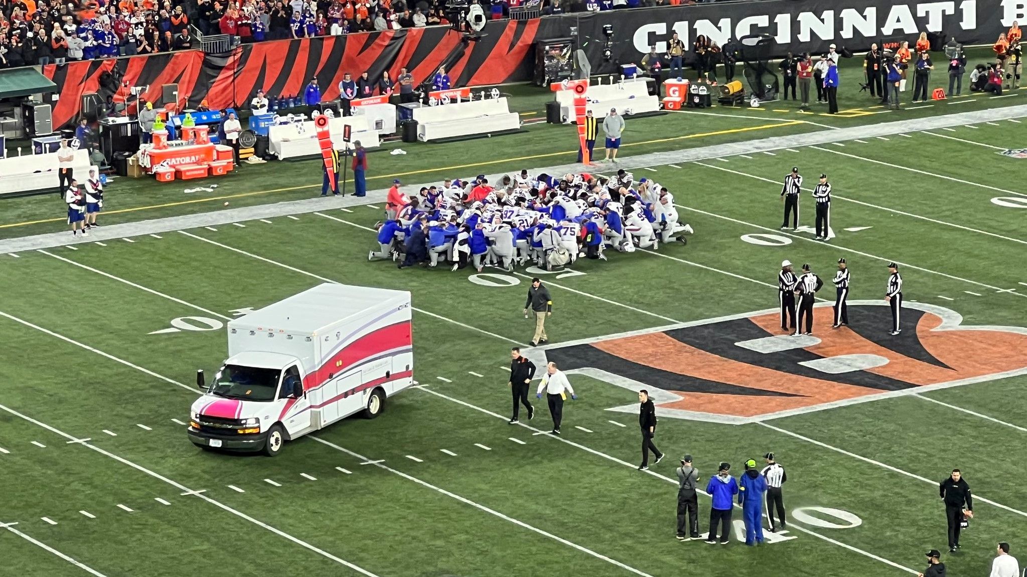 Дамара Хемліна забрала щвидка з поля через зупинку серця Дамара Хемліна забрала щвидка з поля через зупинку серця