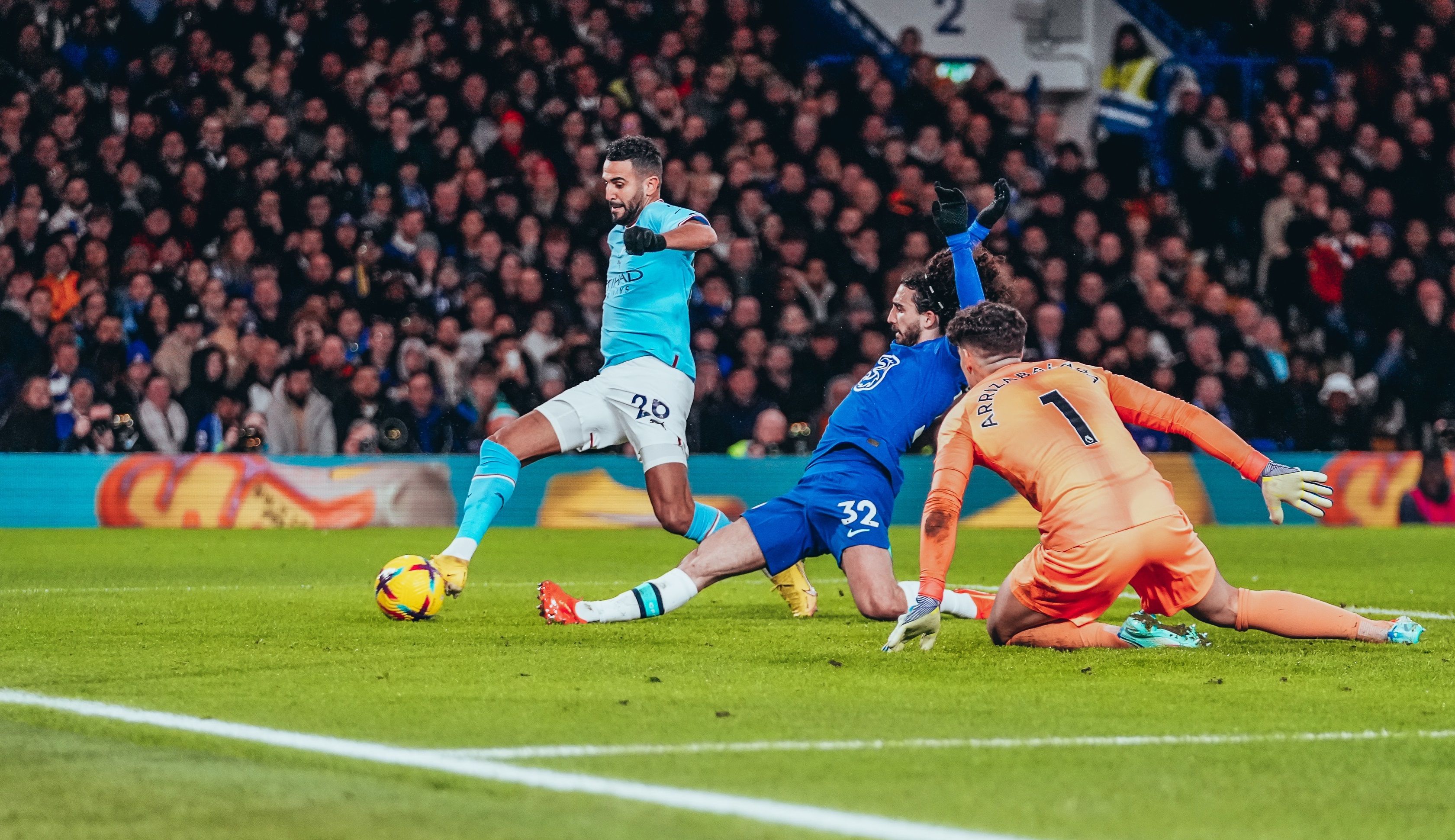 Ріяд Марез забиває переможний м'яч Ріяд Марез забиває переможний м'яч