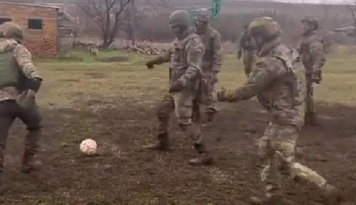 Українські захисники зіграли у футбол – відео