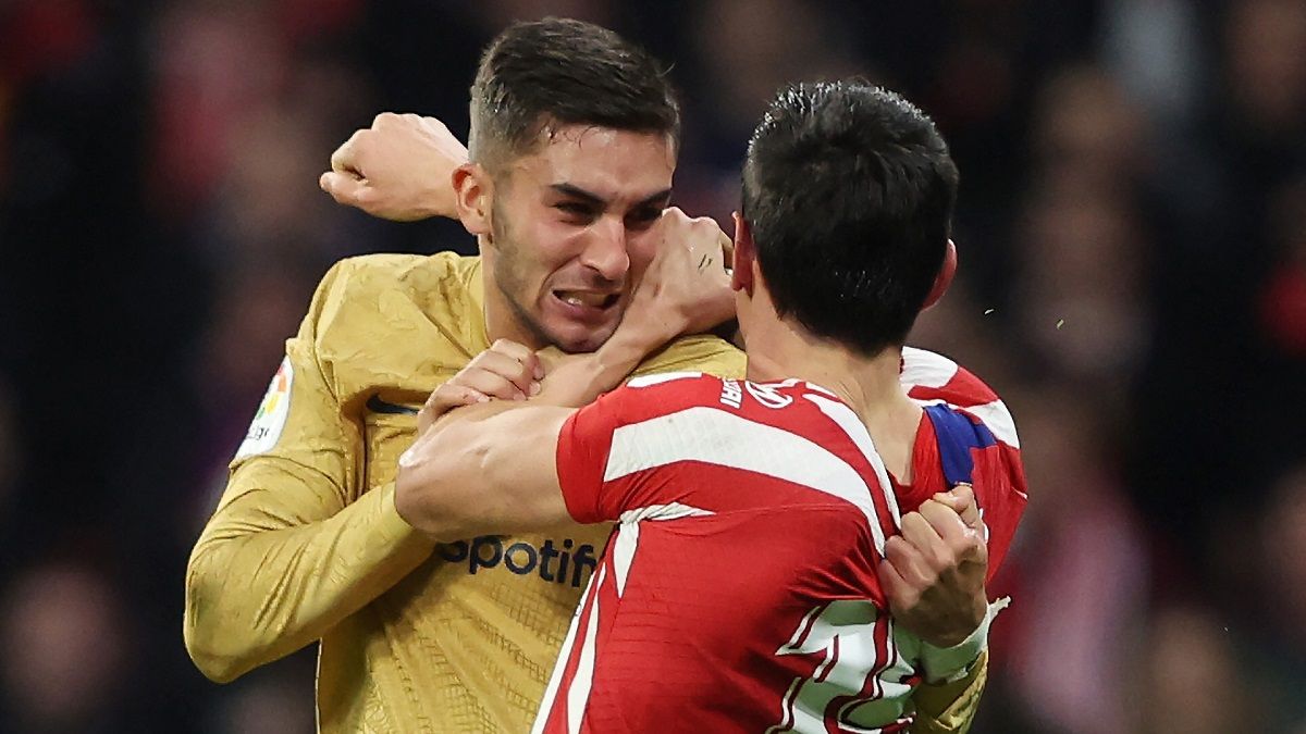 Атлетіко – Барселона – сутичка Савича та Торреса під час матчу Атлетіко – Барселона – сутичка Савича та Торреса під час матчу