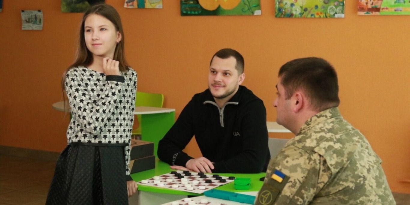 Валерия Ежова играет в шашки