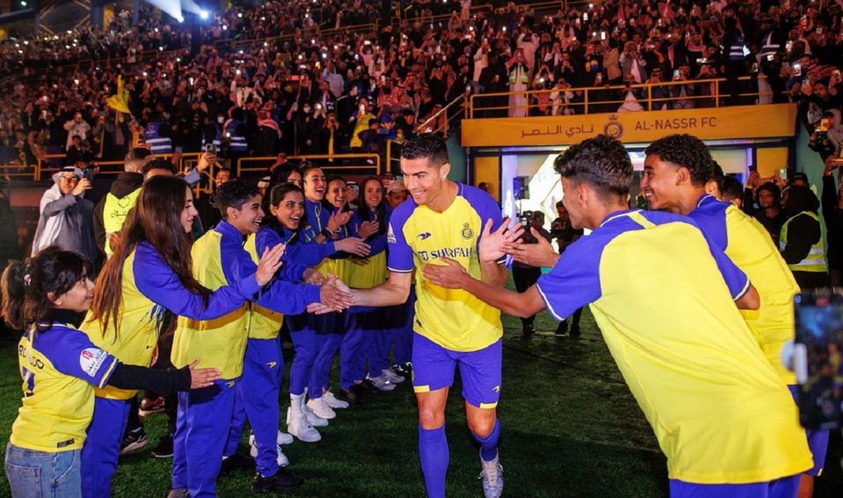 Кріштіану Роналду продав Золотий м'яч-2013 заради благодійності – сума Кріштіану Роналду продав Золотий м'яч-2013 заради благодійності – сума