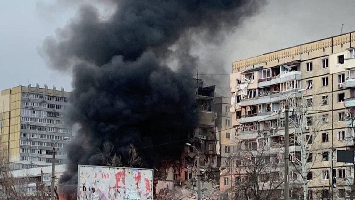 Российская ракета разрушила жилой дом в Днепре Российская ракета разрушила жилой дом в Днепре