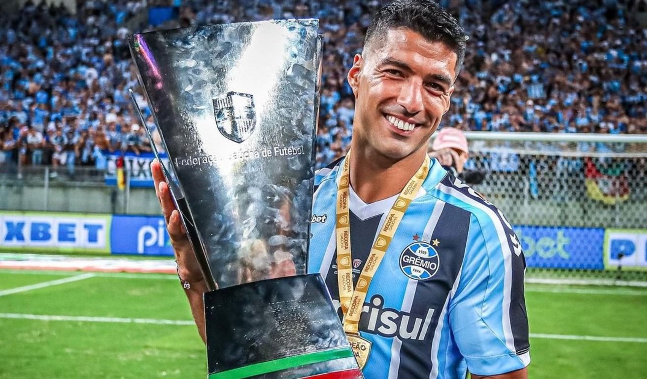 Луїс Суарес із першим трофеєм у Греміо Луїс Суарес із першим трофеєм у Греміо