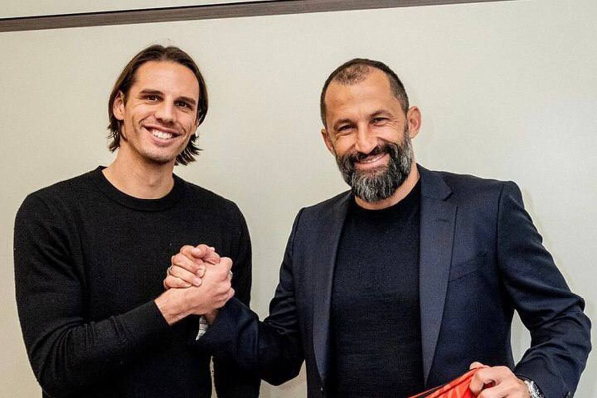 Янн Зоммер при подписании контракта Янн Зоммер при подписании контракта