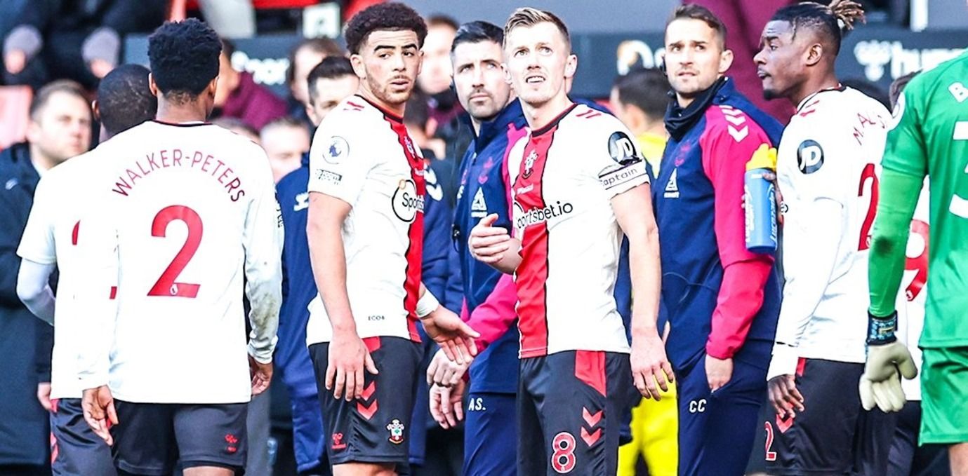 Игроки Саутгемптона наблюдают за дроном Игроки Саутгемптона наблюдают за дроном