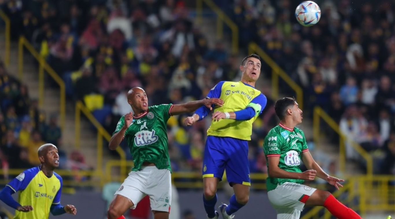 Роналду в борьбе с защитниками соперника Роналду в борьбе с защитниками соперника