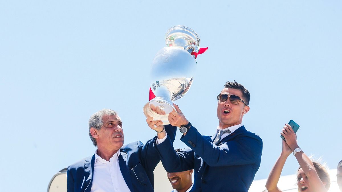 Сантуш и Роналду завоевали трофей Евро-2016
