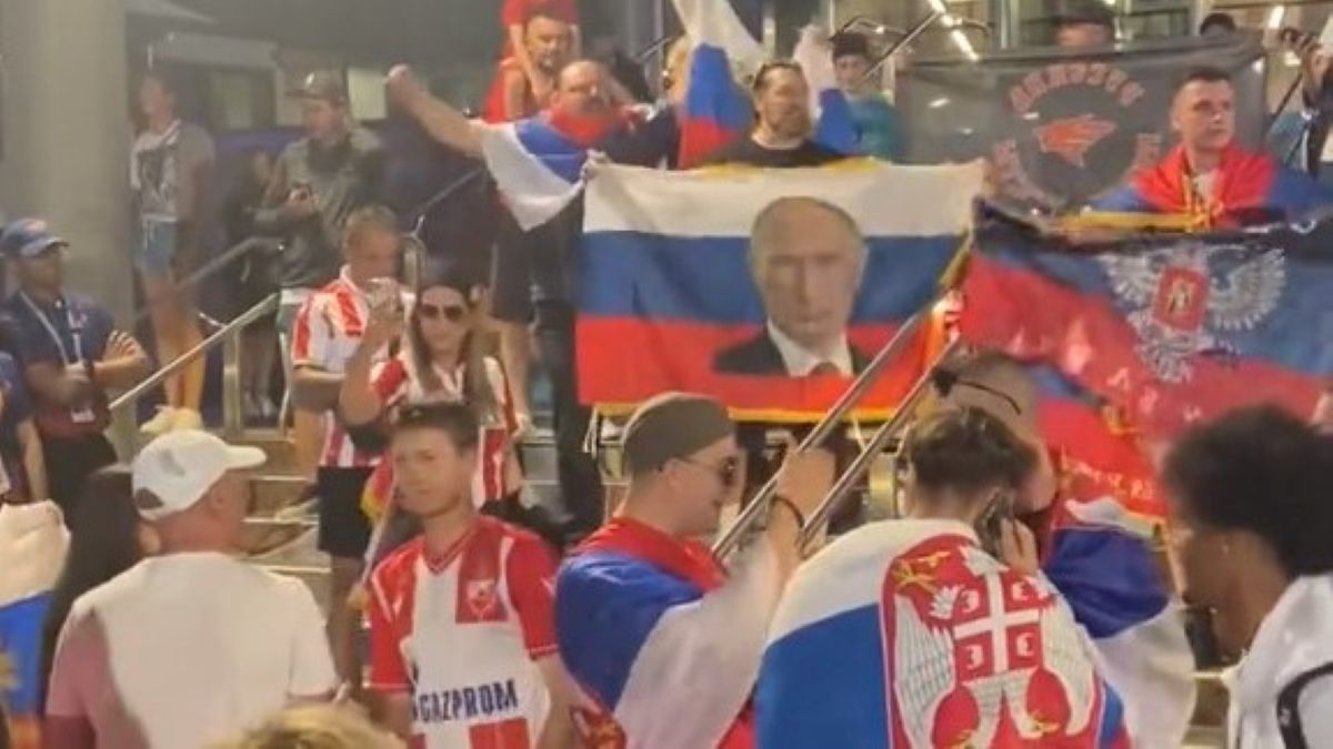 Російські прапори на Australian Open після матчу Джоковича та Рубльова