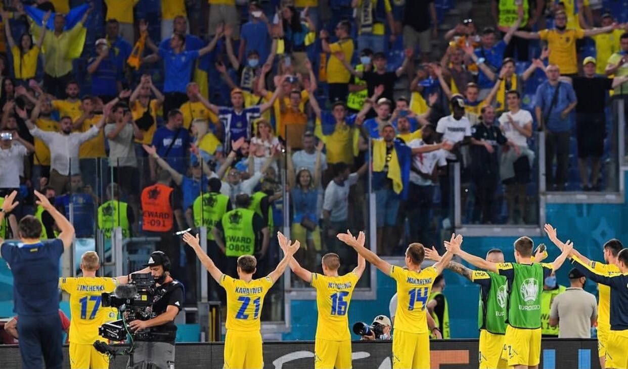 Игроки сборной Украины благодарят болельщиков