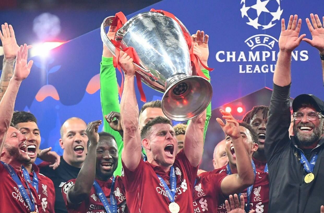 Ливерпуль с трофеем Лиги Чемпионов Ливерпуль с трофеем Лиги Чемпионов