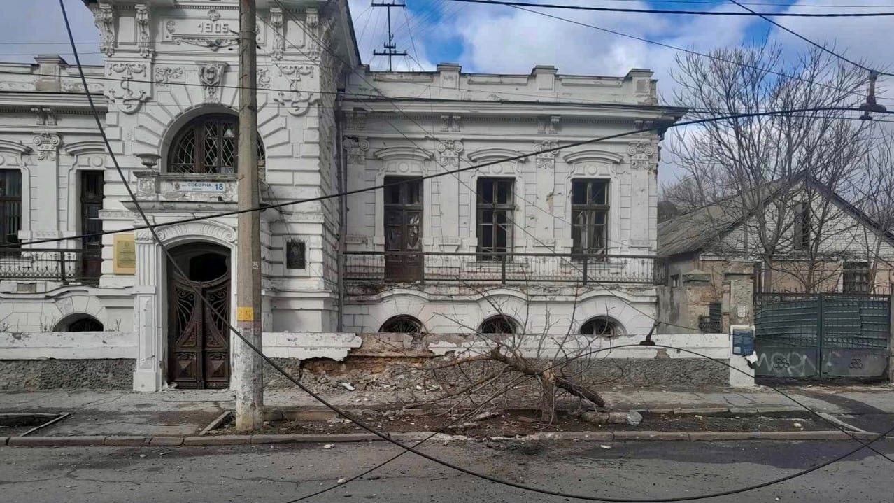 Пошкоджена будівля шахово-шашкового клубу в Херсоні Пошкоджена будівля шахово-шашкового клубу в Херсоні