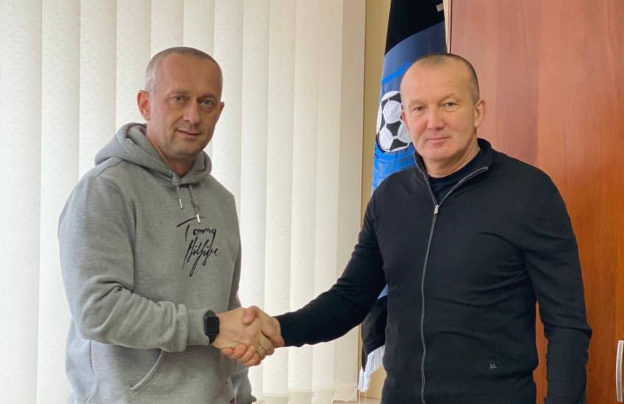 Роман Григорчук під час підписання контракту з Чорноморцем Роман Григорчук під час підписання контракту з Чорноморцем