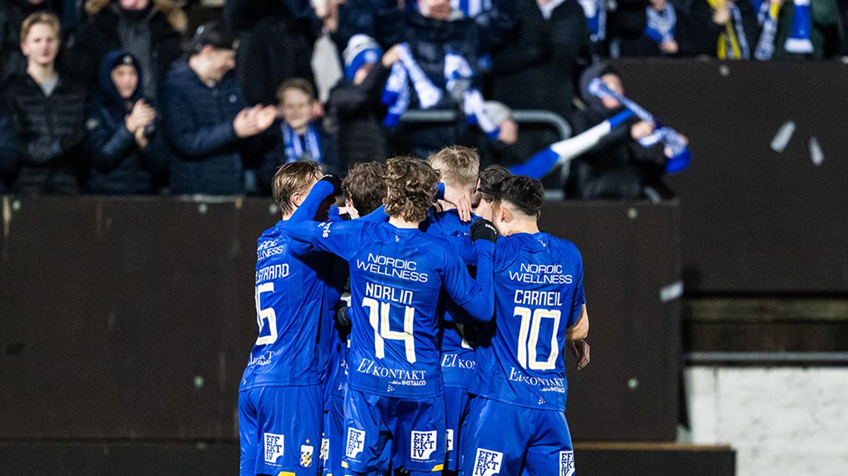 Літак з футболістами був змушений зробити екстрену посадку через м'ячі на борту Літак з футболістами був змушений зробити екстрену посадку через м'ячі на борту