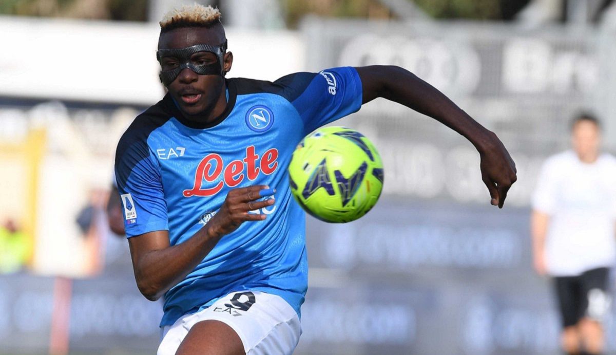 Фанатка Спеції отримала в обличчя м'ячем від Осімхена – той зворушливо вибачився Фанатка Спеції отримала в обличчя м'ячем від Осімхена – той зворушливо вибачився