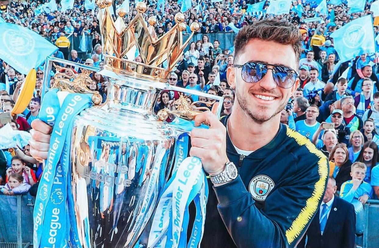 Гравець МанСіті з титулом чемпіона Англії Гравець МанСіті з титулом чемпіона Англії