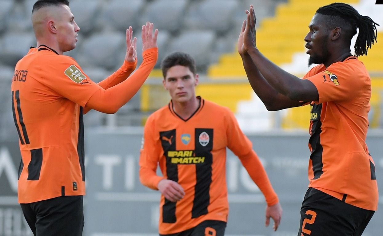 Лассіна Траоре (праворуч) забив двічі у ворота Сараєва Лассіна Траоре (праворуч) забив двічі у ворота Сараєва