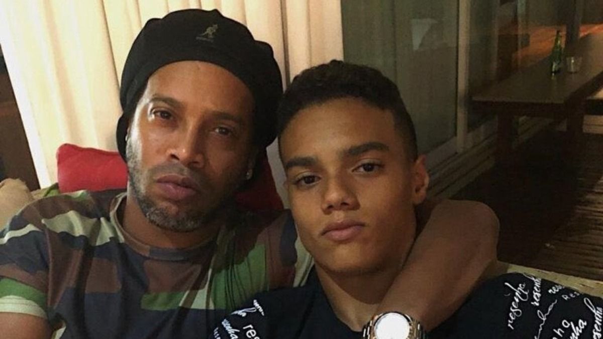 Сын Роналдиньо подписал контракт с Барселоной Сын Роналдиньо подписал контракт с Барселоной