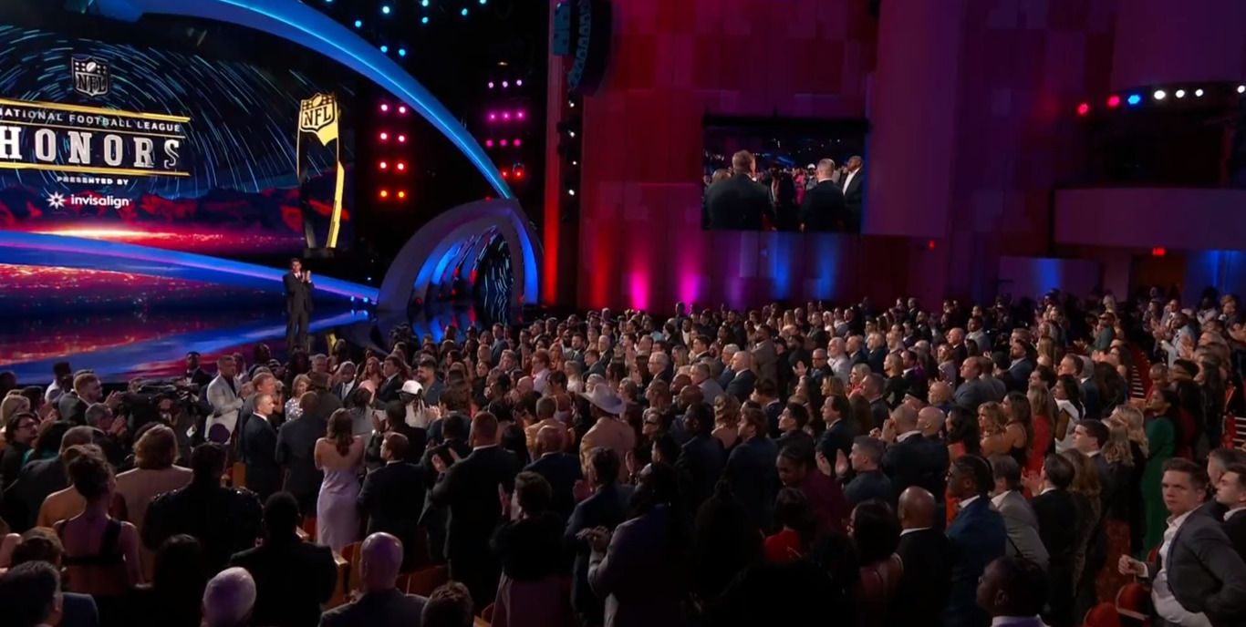 НФЛ аплодирует стоя бойцам ВСУ НФЛ аплодирует стоя бойцам ВСУ