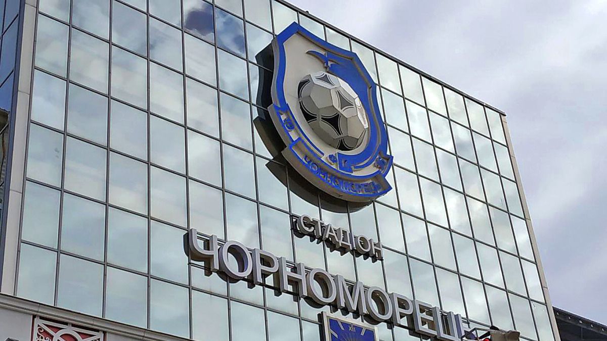 Фасад стадіону "Чорноморець" замінили на україномовний варіант