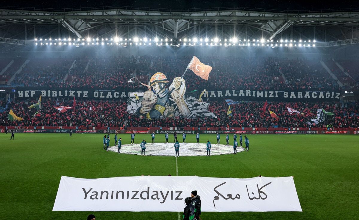 Землетрясение в Турции-2023 – перфоменс Трабзонспора в поддержку спасателей Землетрясение в Турции-2023 – перфоменс Трабзонспора в поддержку спасателей