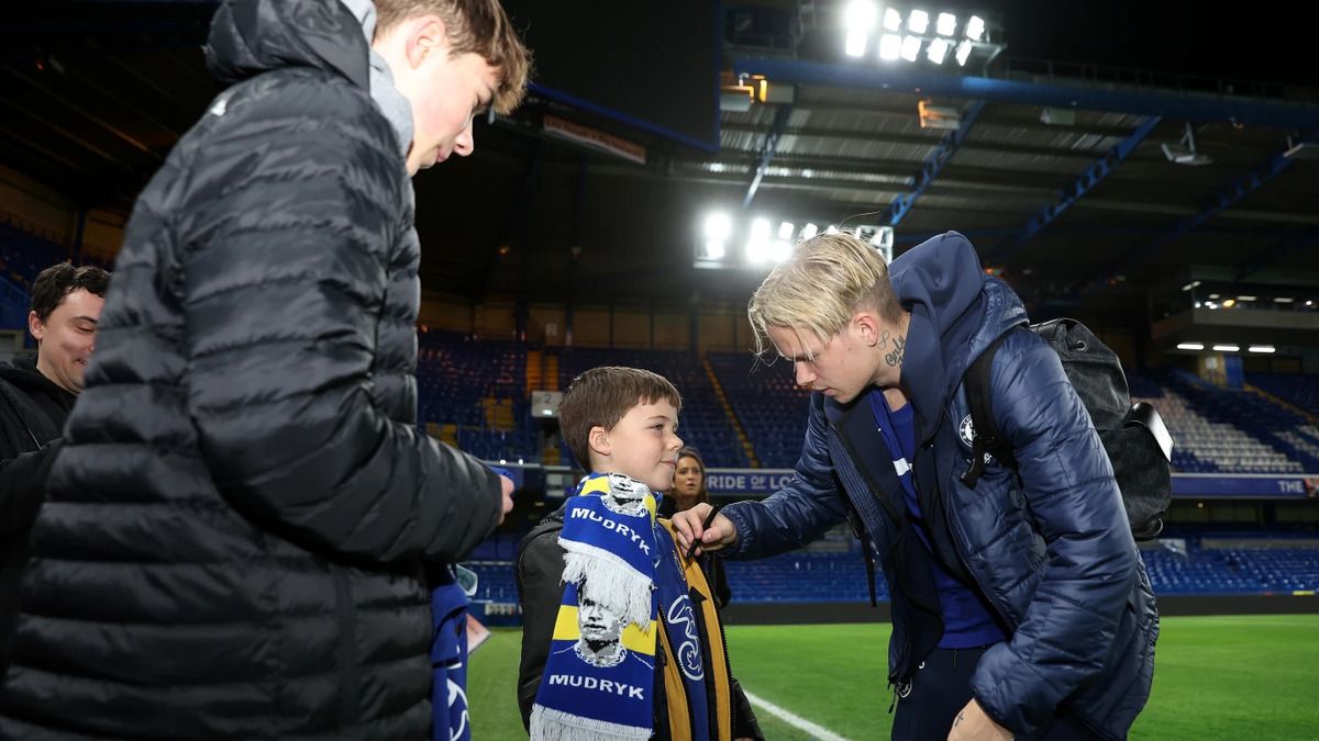 Мудрик зустрівся із родиною українських біженців Мудрик зустрівся із родиною українських біженців