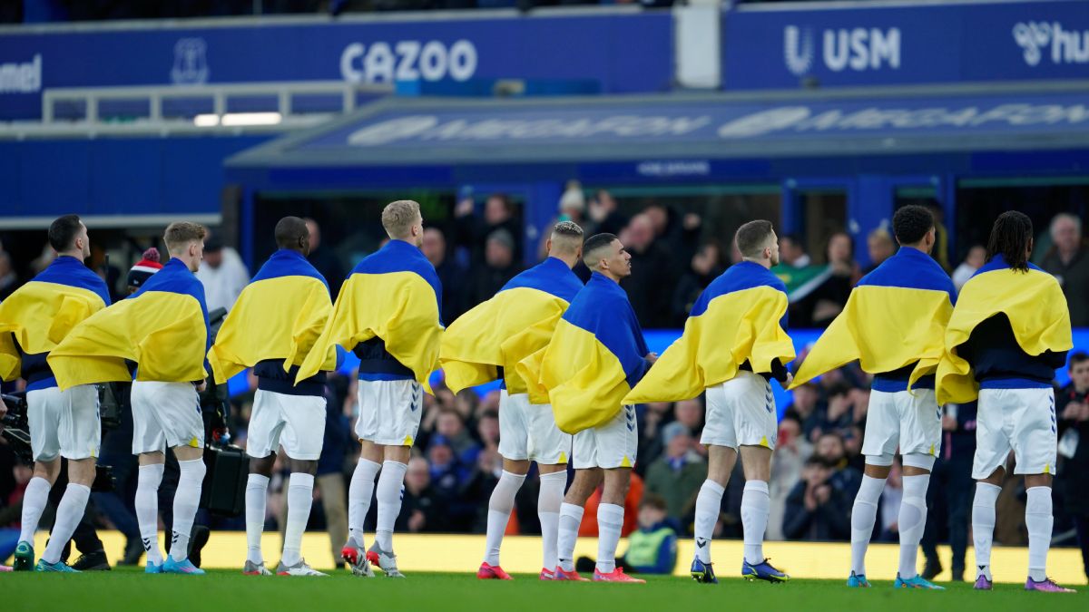 Игроки АПЛ выйдут в повязках в поддержку Украины Игроки АПЛ выйдут в повязках в поддержку Украины