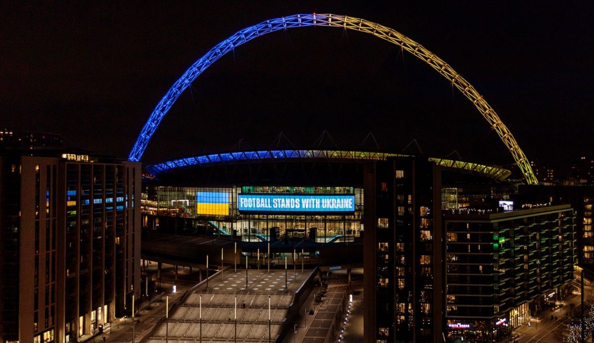 Год Несокрушимости – Уэмбли подсветили цветами флага Украины Год Несокрушимости – Уэмбли подсветили цветами флага Украины