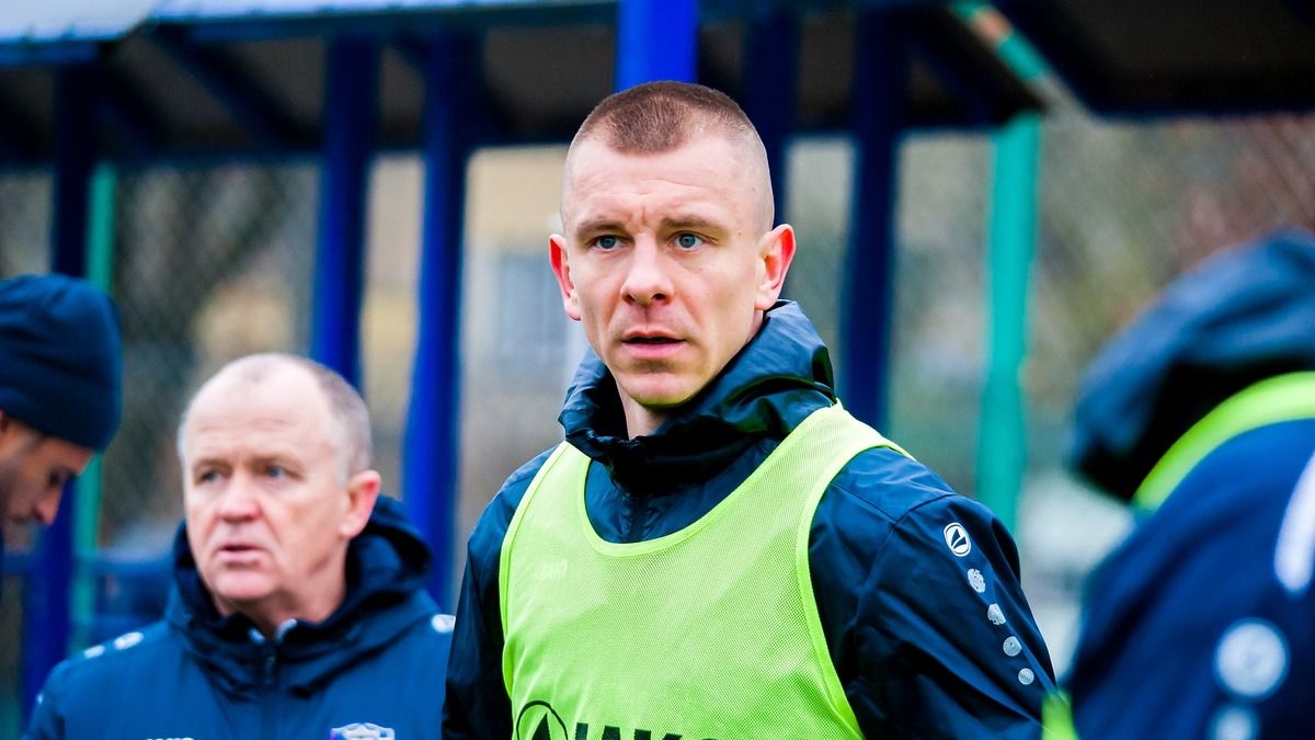 Футболіст Львова Олексій Дитятьєв зняв російський прапор з флагштока Футболіст Львова Олексій Дитятьєв зняв російський прапор з флагштока