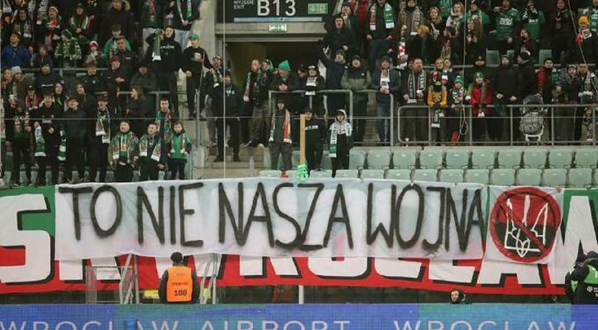 Антиукраинский баннер фанатов Шленска на матче против Леха в Польше